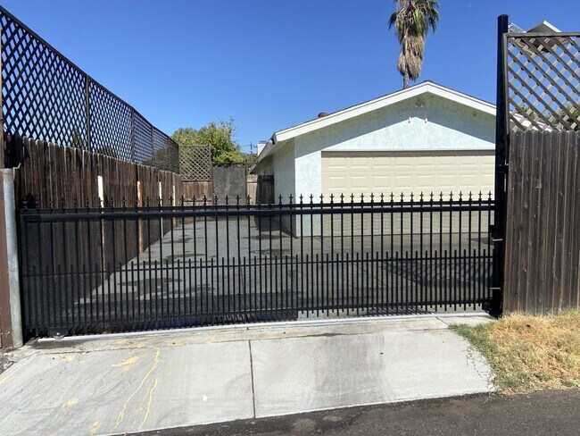 Building Photo - Adorable Home in Oleander Area!