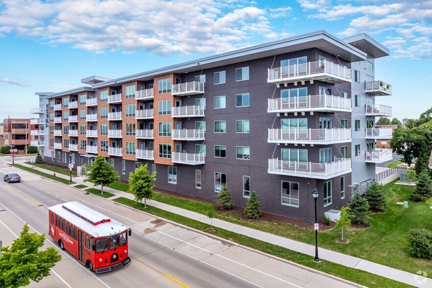 Building Photo - 7Penn