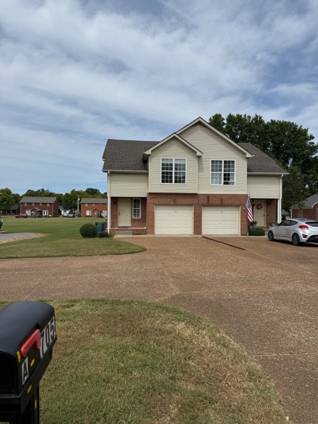 Building Photo - 705 Vanview Dr