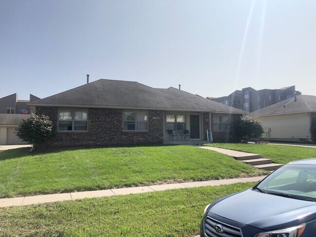 Building Photo - 2300/2302 PVE