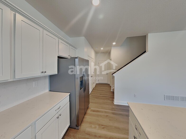 Building Photo - 998 Heritage Blvd