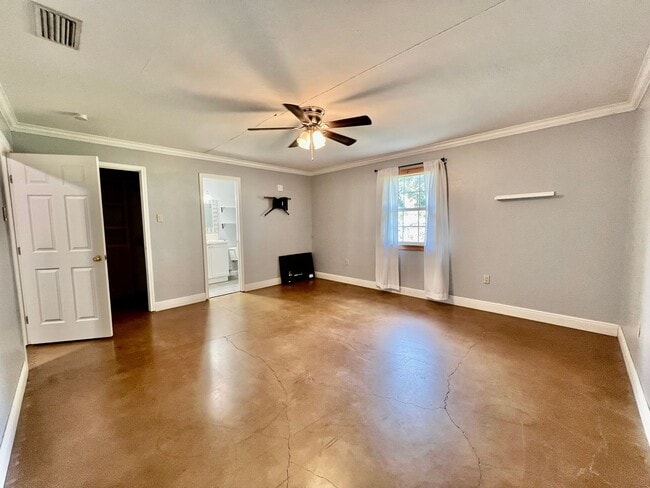 Building Photo - Cute Country Charmer!