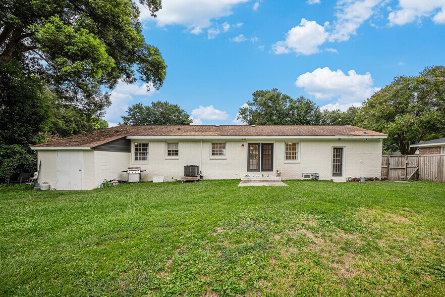 Spacious, fully fenced-in backyard with storage shed - 1816 Gippy Ln