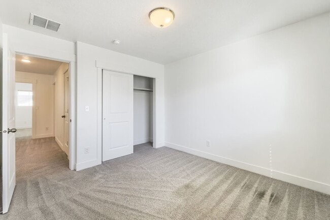 Building Photo - Spacious 4 Bed, 3.5 Bath Pet-Friendly Home with Central Air & 2-Car Garage! - Available NOW!