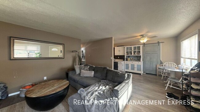 Building Photo - Spacious 4-Bed Home with Open Concept & La...