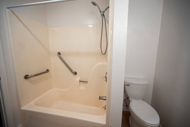 Building Photo - Beautifully Updated 2-Bedroom Condo in Fiv...