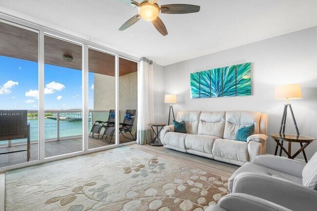 Building Photo - 2640 Lake Shore Dr