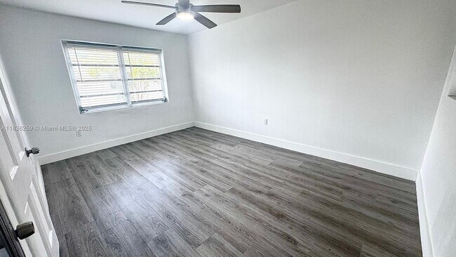 Building Photo - 2165 Bay Dr