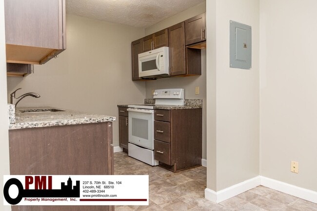 Building Photo - 3 Bedroom and 2 bathroom Duplex for Rent