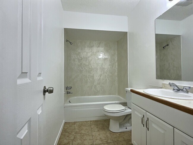 Building Photo - 1537 E 67th St