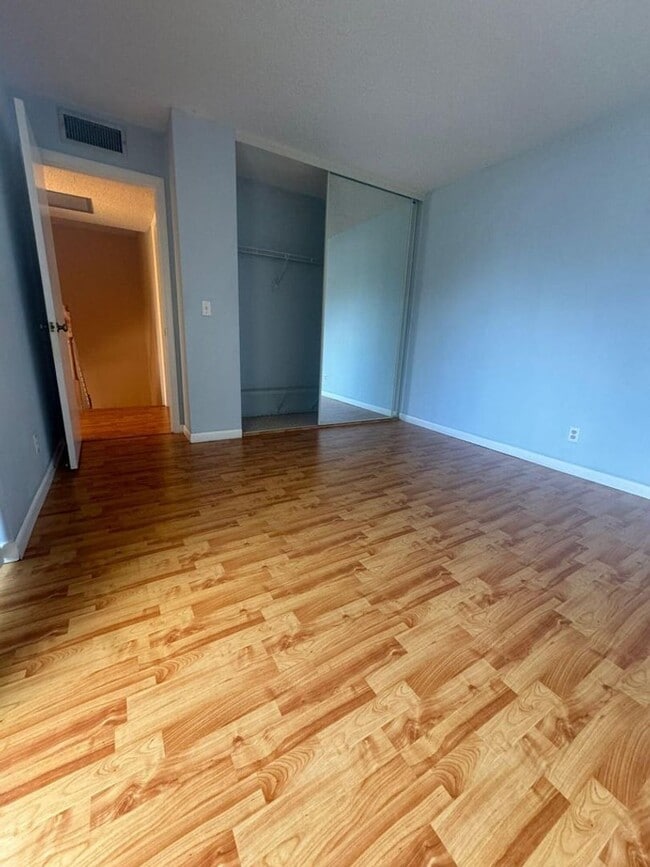 Building Photo - Spacious townhouse- 2 bed 2 bath with patio in great location!