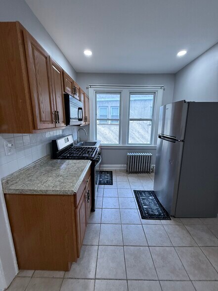 Primary Photo - 562 N Maple Ave