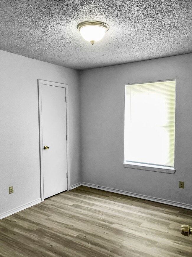 Building Photo - 821 N Mesquite St