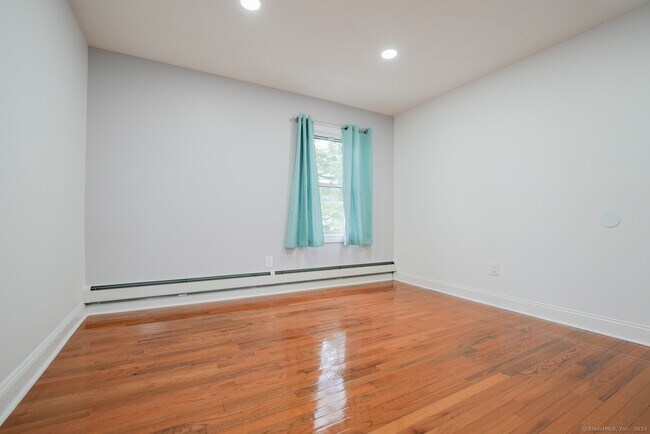 Building Photo - 377 Peck St