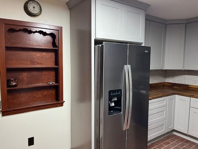 Building Photo - Stunning 4-Bedroom, 3-Bathroom Home with A...