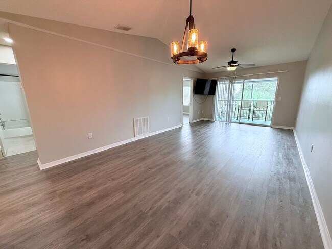 Building Photo - Beautifully Updated 2-Bedroom Condo in Prime Gulf Gate Location