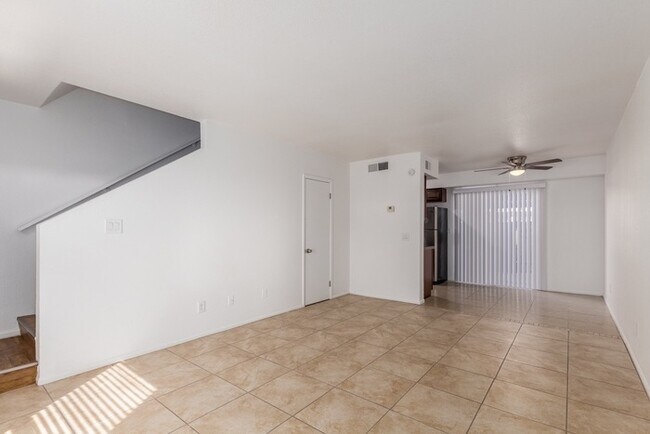 Building Photo - 2 Bedroom townhouse