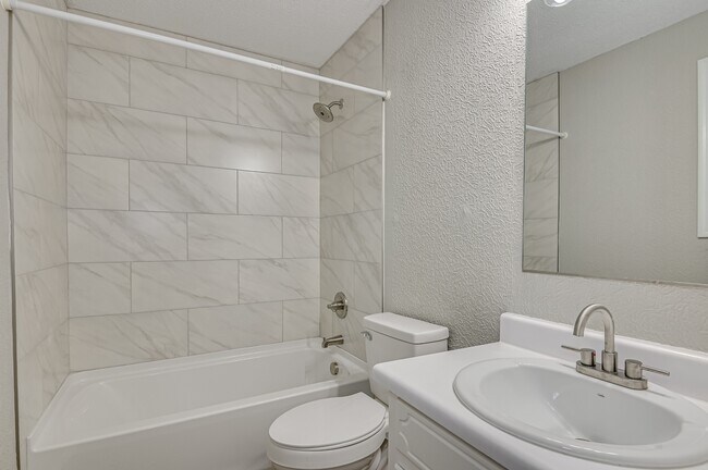 Building Photo - 208 Foxdale Dr