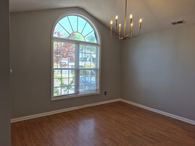 Building Photo - NEW LISTING!!!!!