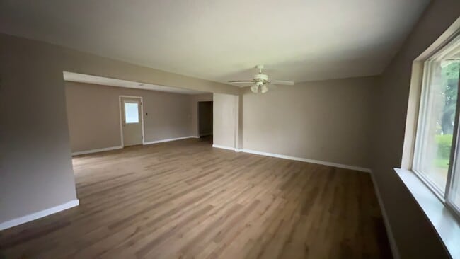 Building Photo - Renovated 3-bedroom 2-bathroom house! HOUSING ACCEPTED!