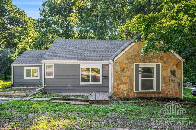 Building Photo - 707 N Forest Ave