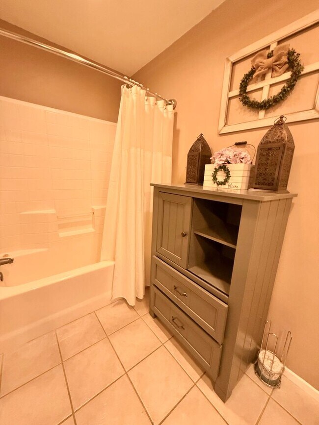 Building Photo - Charming 1 Bed 1 Bath Studio Available 6/1/26!!