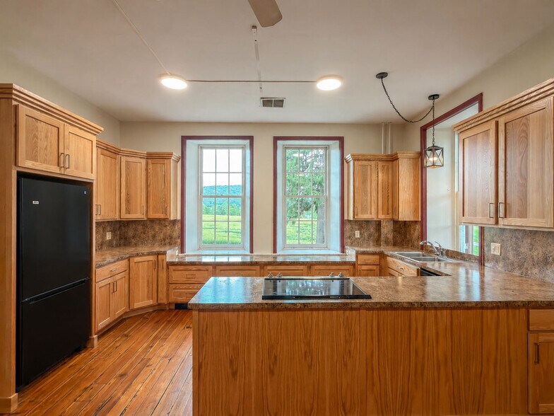 Building Photo - 261 Hopeland Rd