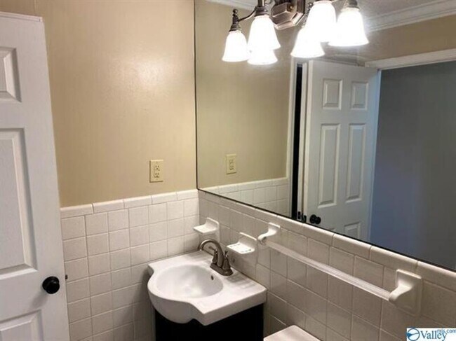 Building Photo - 206 Westchester Ave SW