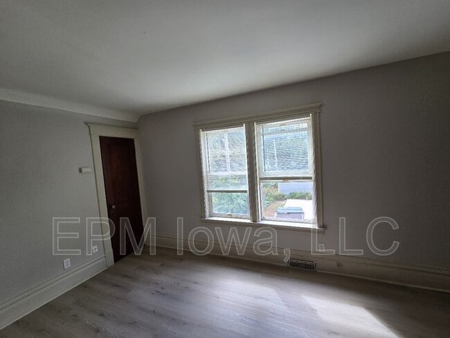 Building Photo - 215 17th St NE