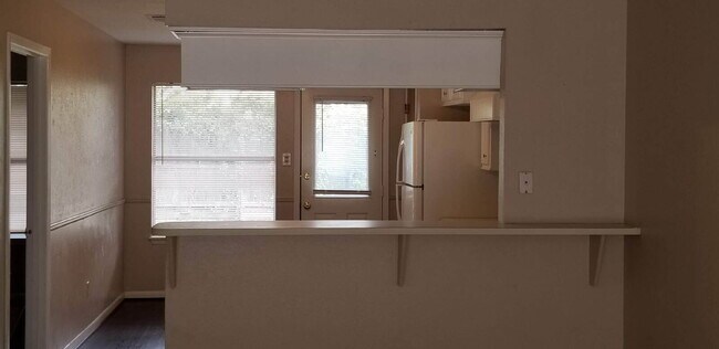 Building Photo - The right side unit of this duplex offers a comfortable and functional layout ideal for small fam...