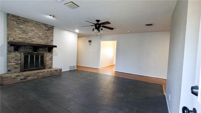Building Photo - Charming 3-Bed, 2-Bath Oasis on West 6th S...