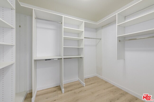 Building Photo - 668 Palisades Dr