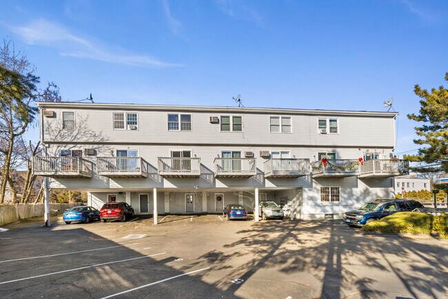 Building Photo - 133 Main St