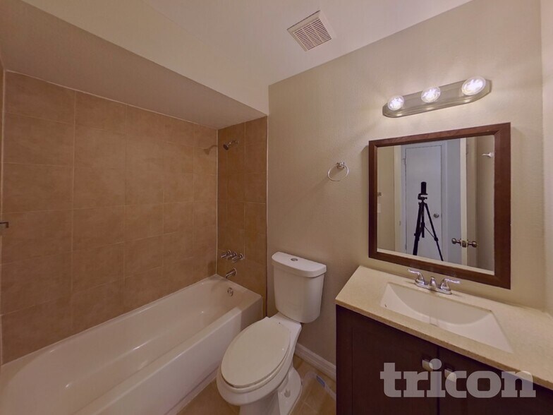 Building Photo - 1005 Park St