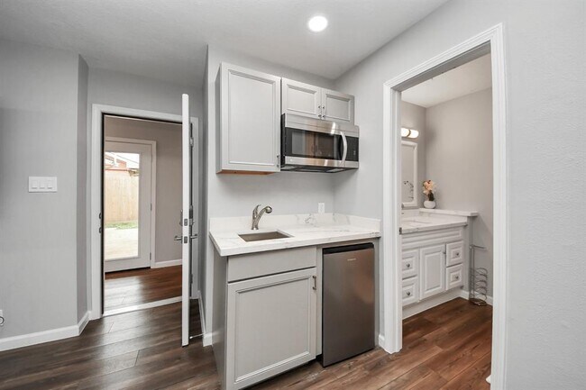 Building Photo - 3111 Tanglebriar Dr