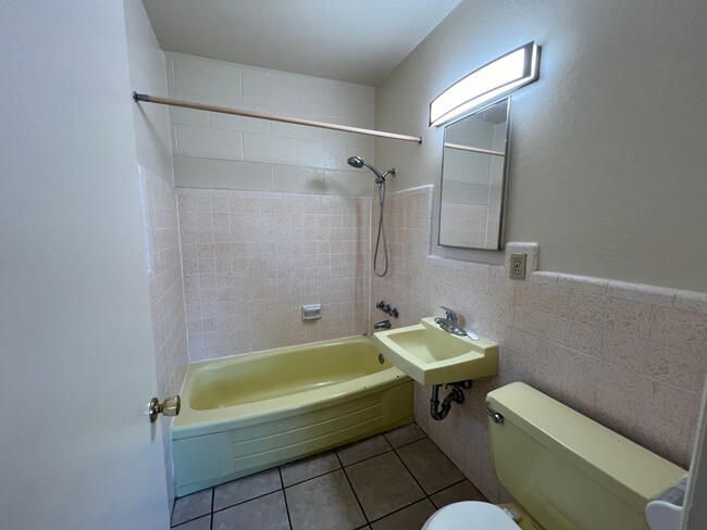 Building Photo - Spacious Updated 1 bedroom, 1 bath Availab...