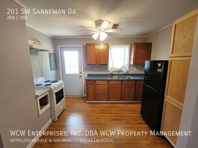 Building Photo - 201 SW Sanneman Dr