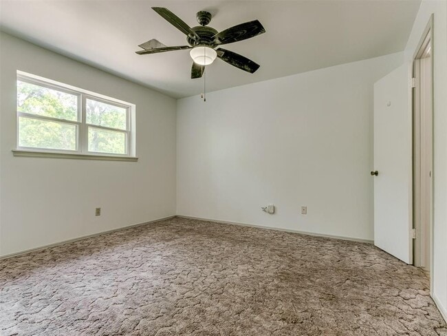 Building Photo - 616 Whispering Oak Rd