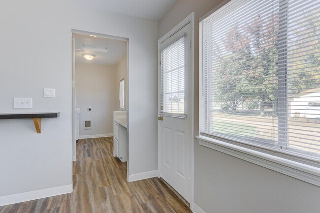 Building Photo - Dewey Duplex