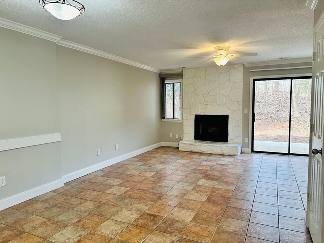 Building Photo - Two Bedroom Townhome located on Golf Course