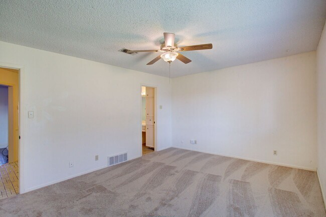 Building Photo - 3201-3203 Ashford Ave