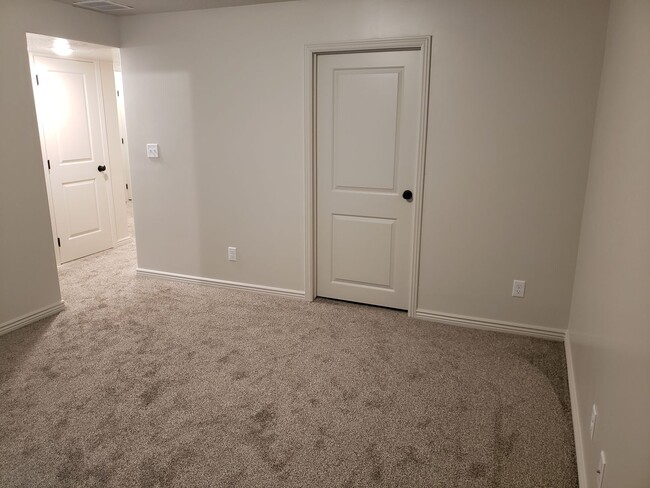 Building Photo - Spacious Spanish Fork Townhome