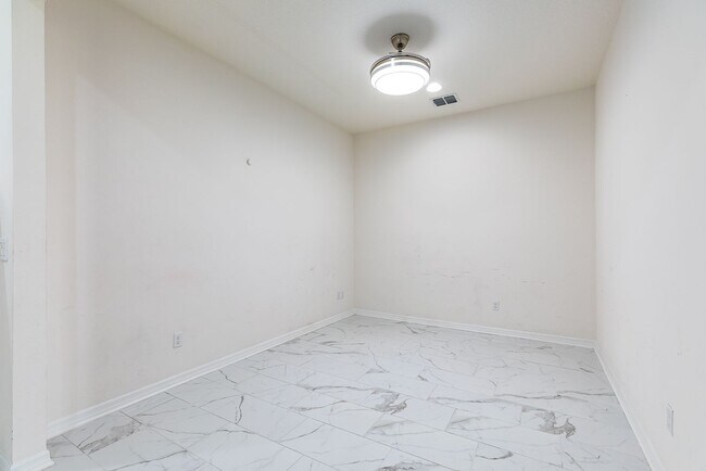 Building Photo - AMAZING 2 STORY HOME AVAILABLE AND BEAUTIF...