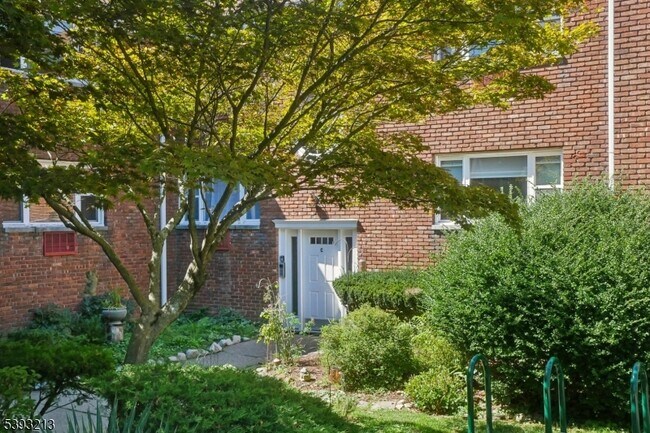 Building Photo - 300 Claremont Ave