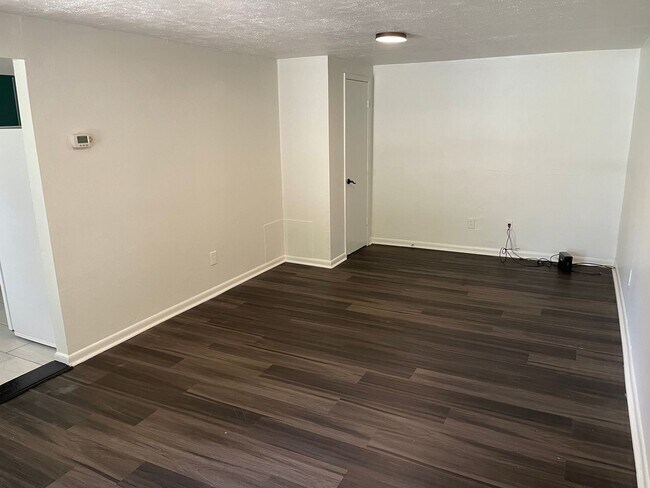 Building Photo - 3BR Cottage in Historic District