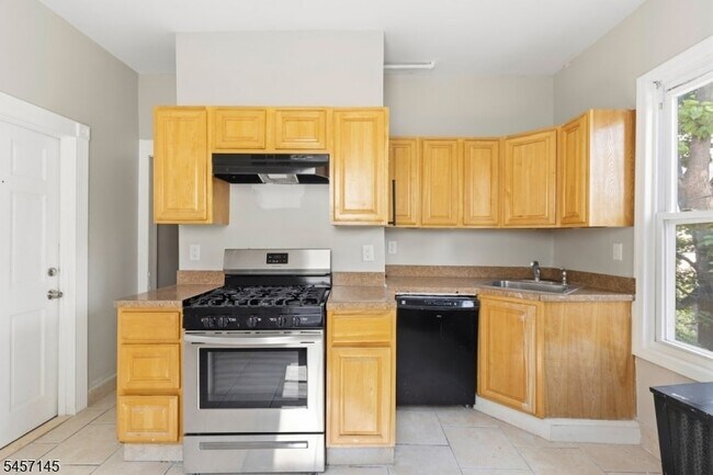 Building Photo - 37 Mapes Ave