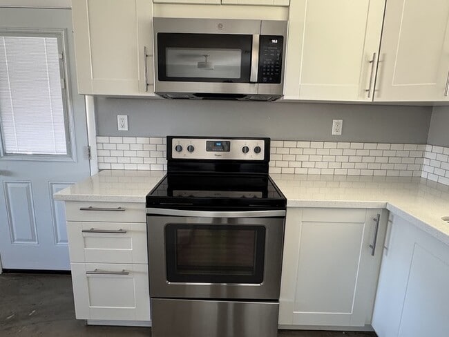 Building Photo - Mid Century and Mountain Views