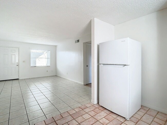 Building Photo - 712 E Floribraska Ave