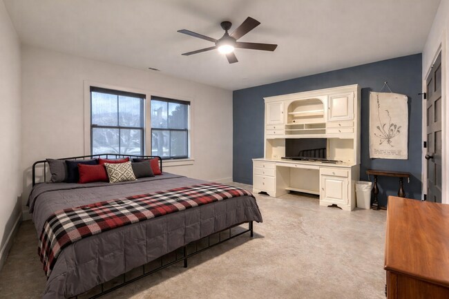 Building Photo - 56 Oak Crescent Cir