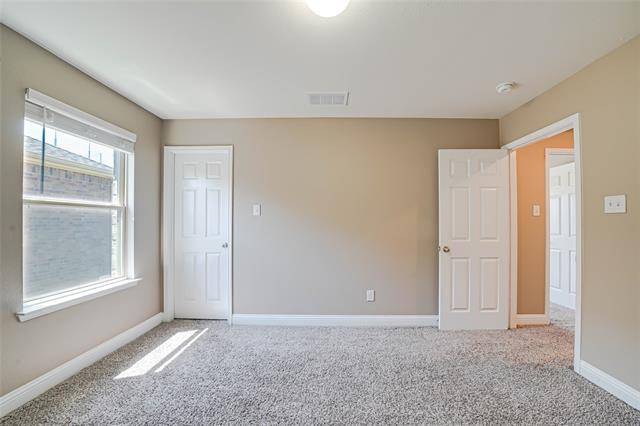 Building Photo - 410 Club House Dr